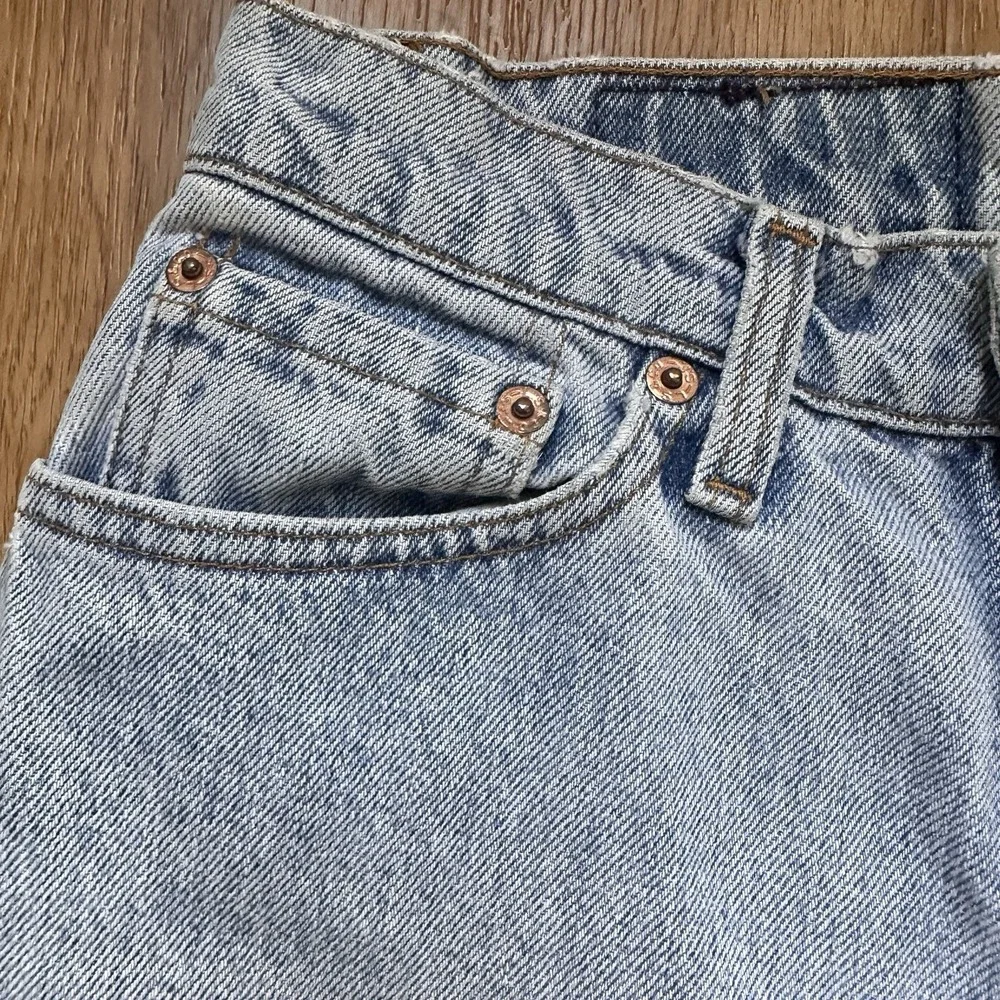 Vintage Women's Levi's 512 Cut-Off Light Wash Denim Shorts‎ Size 7